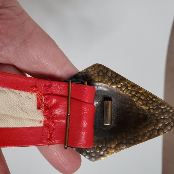 Vintage red waist belt with diamond shaped brass buckle - Picture 8 of 8
